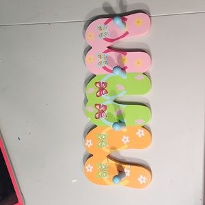 Joyson Wooden Floral & Butterfly Group of Flip Flops 4 Pegs Wall Hang